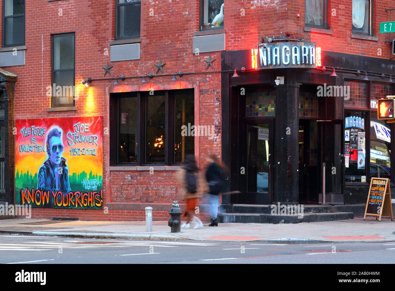 Niagara, 112 Avenue a New York, NY. esterno alla vetrina di un locale bar nell'East Village quartiere di Manhattan. Foto Stock