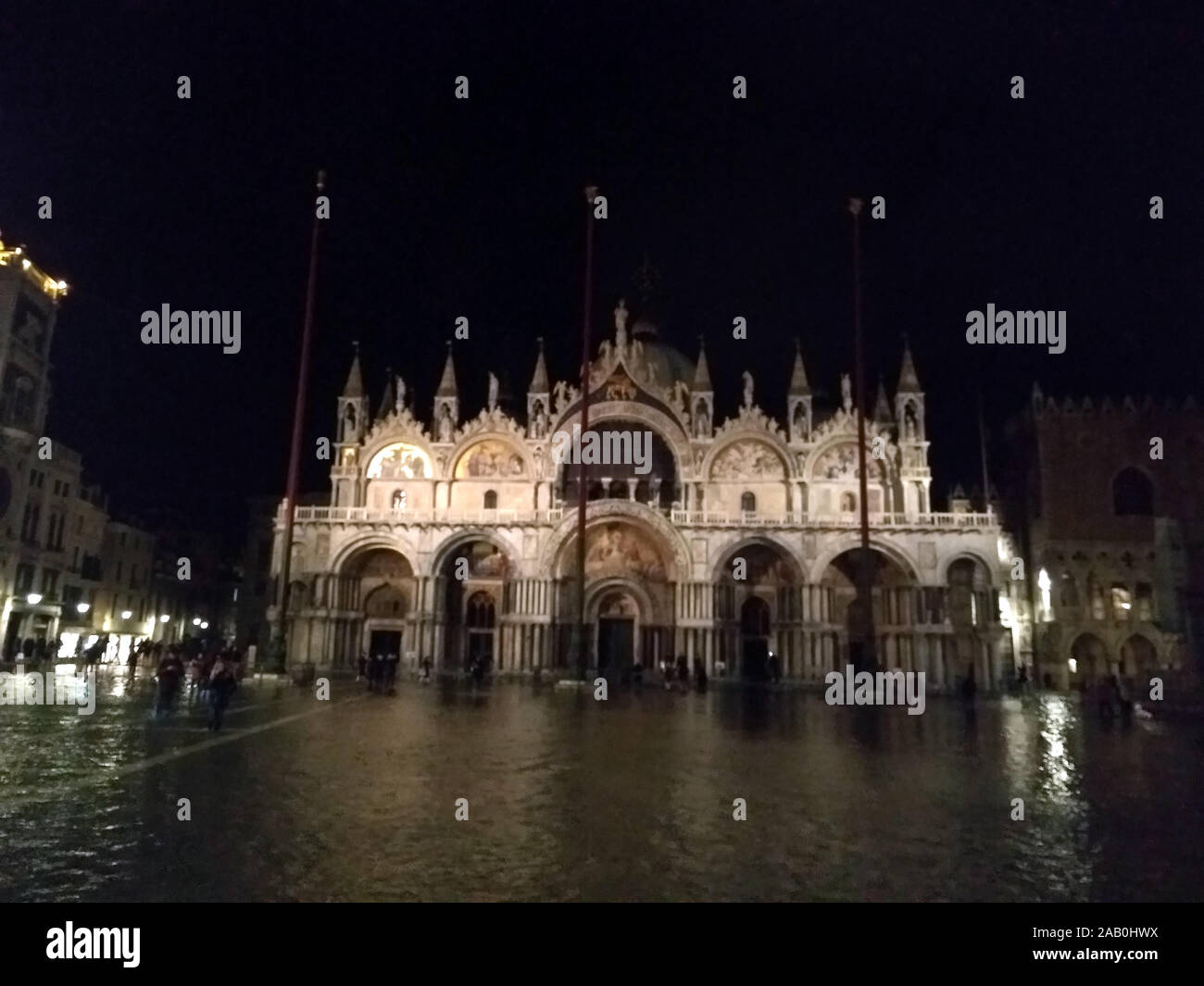 Venezia, Italia - 23 Novembre 2019: Piazza San Marco inondata dall'acqua alta Foto Stock