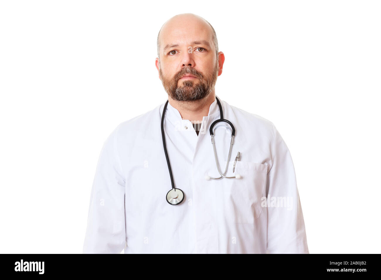 Ein Arzt mit Stethoskop vor weissem Hintergrund Foto Stock
