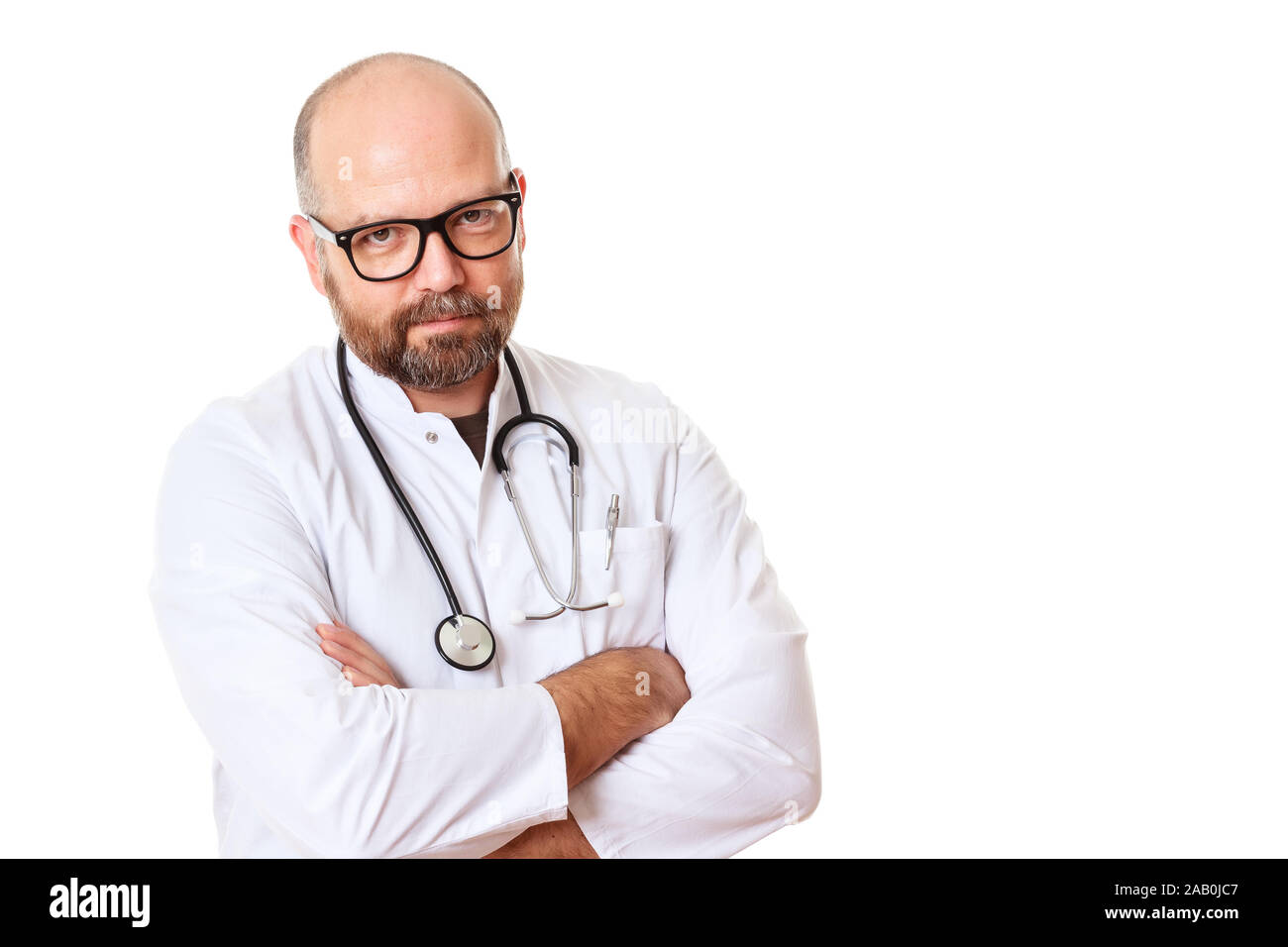 Ein Arzt mit Brille Stethoskop vor weissem Hintergrund Foto Stock