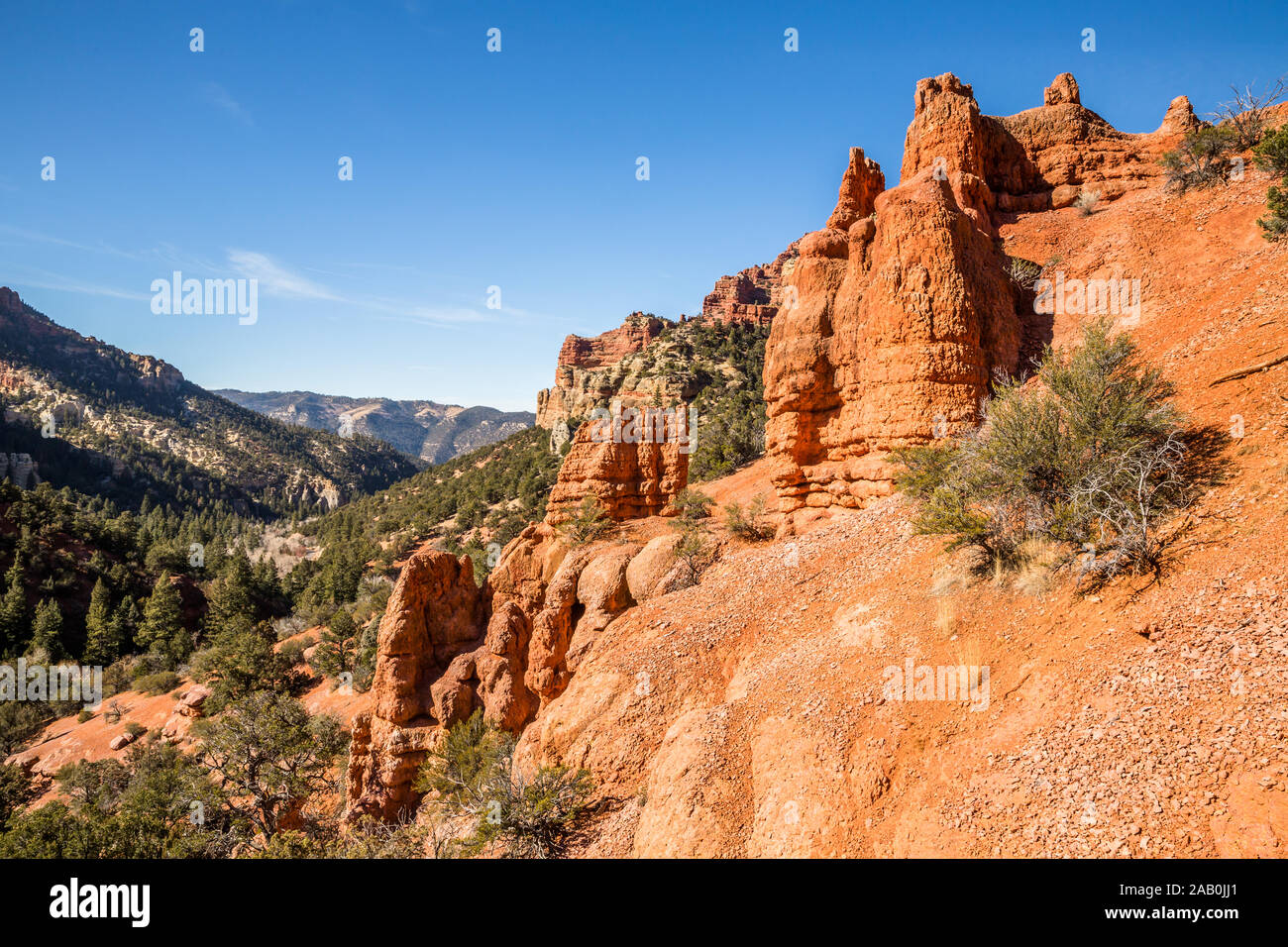 Il Red Rock towers, o Hoodoos, stand al di sopra di una piccola valle vicino a Brian Head, Utah. La zona è reminiscenza di vicino a Bryce Canyon e rotture del cedro. Foto Stock