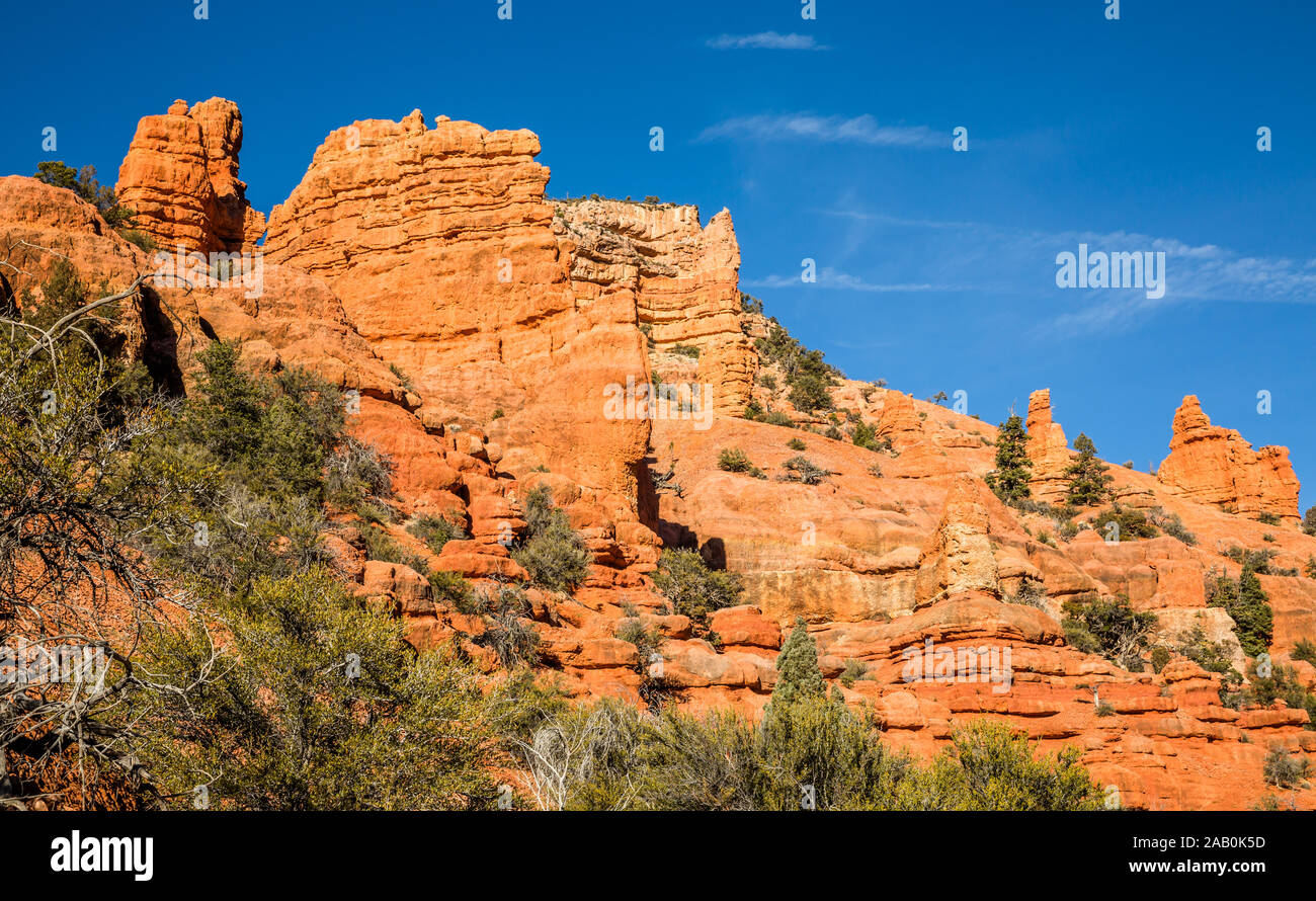 Torreggianti scogliere di rosso e arancio in arenaria Southern Utah deserto vicino a Bryce Canyon National Park. Foto Stock