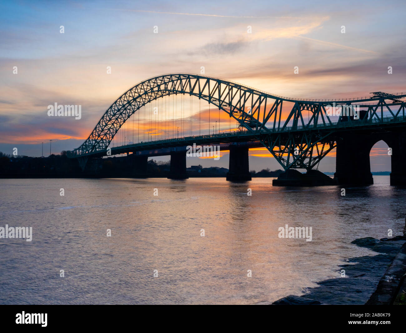 Il Runcorn a Widnes Silver Jubilee Bridge Foto Stock