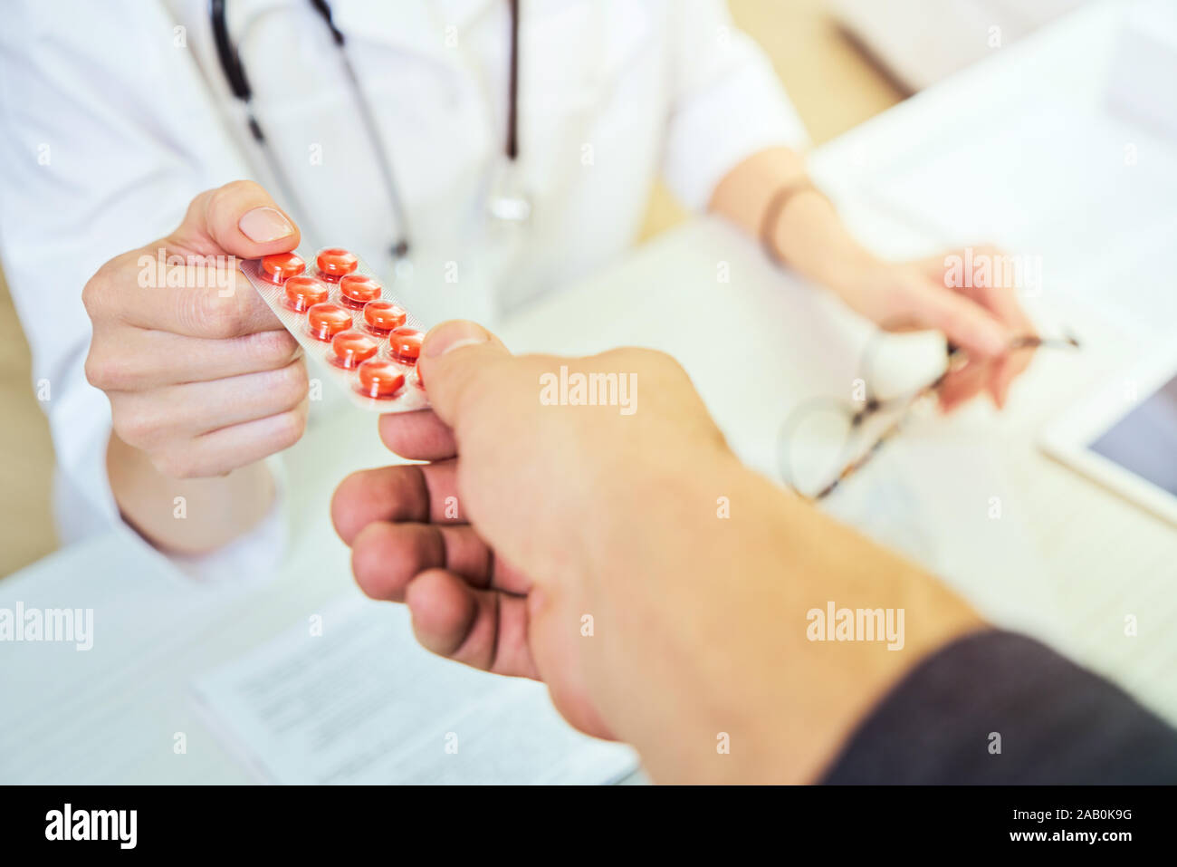 Prescrizione di un medico per il trattamento di malattie. Medico dando il blu pillole medicinali. concetto di farmacologia Foto Stock