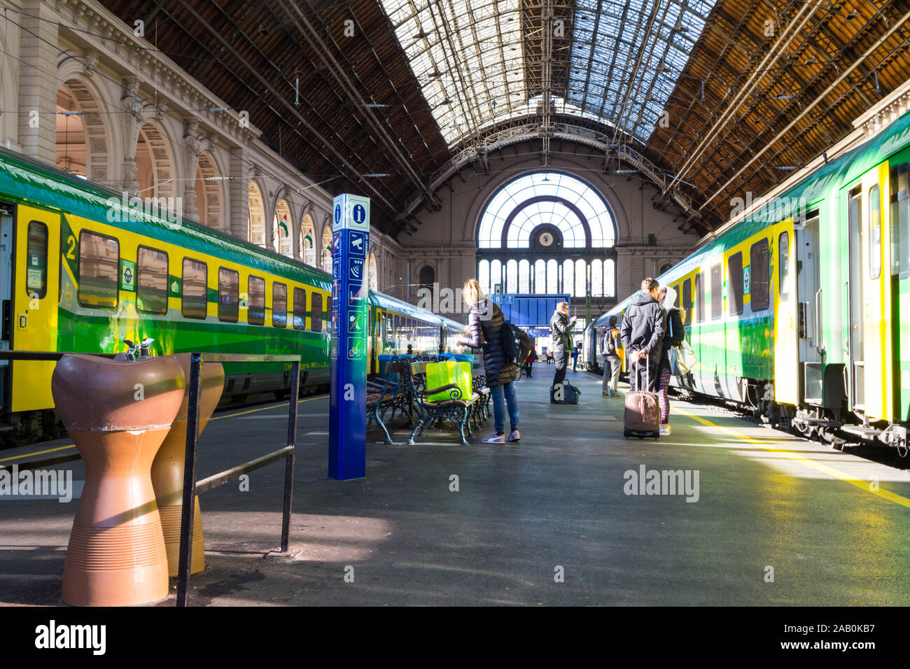GYSEV treni e passeggeri a Keleti palyaudvar stazione ferroviaria costruita nel 1884, Budapest, Ungheria Foto Stock