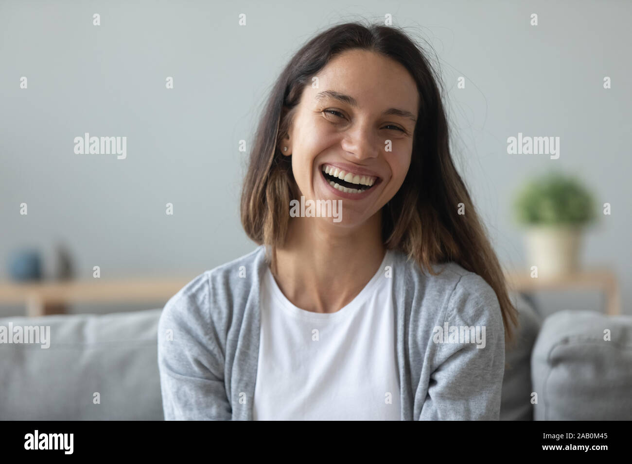 Ritratto Headshot ridere 30s donna che guarda la fotocamera Foto Stock