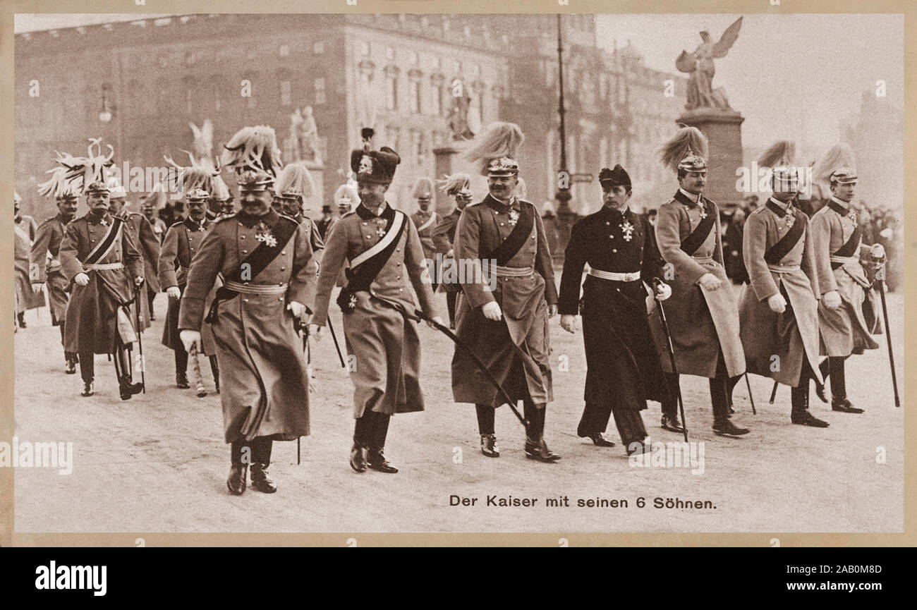 Wilhelm II Imperatore Tedesco (Kaiser) e King of Prussia con i suoi figli a piedi dalla Berliner Schloss al armory sulla Unter den Linden, 1 gennaio 19 Foto Stock