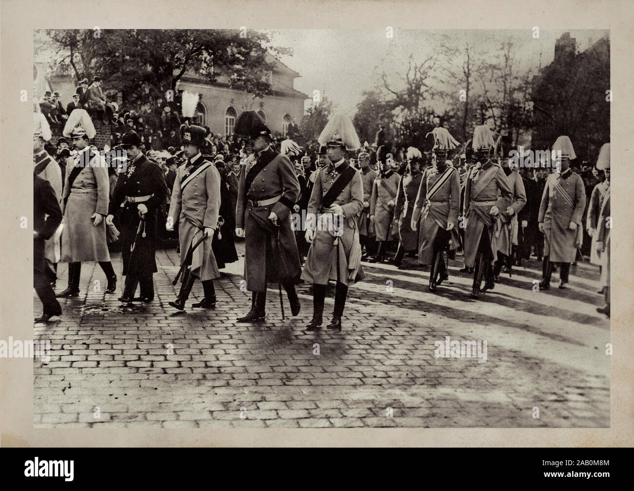 Wilhelm II Imperatore Tedesco (Kaiser) e King of Prussia con i suoi figli a piedi dalla Berliner Schloss al armory sulla Unter den Linden, 1 gennaio 19 Foto Stock