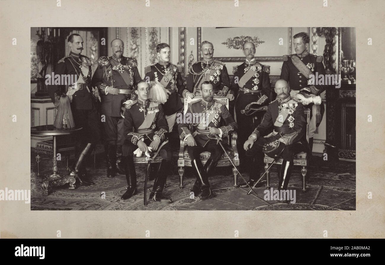Foto di nove sovrani al Castello di Windsor dopo i funerali di Re Edoardo VII nel 1910. In piedi da sinistra a destra: il re Haakon VII di Norvegia, Ts Foto Stock