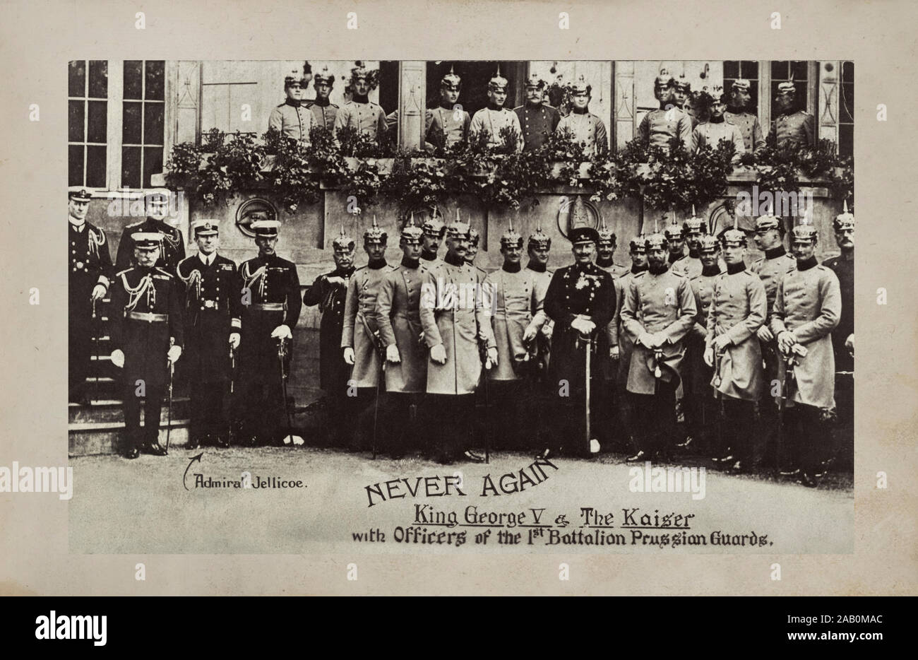 Re Giorgio V (1865 - 1936) e il tedesco Kaiser Wilhelm II stand con gli ufficiali del primo battaglione delle guardie prussiano. Il Re è vestito in t Foto Stock