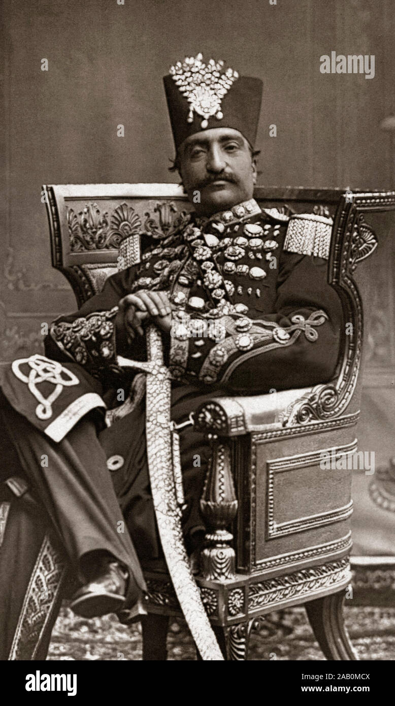 Nassereddin Shah Qajar, (1831 - 1896), scià di Persia dal 1848 in regal abbigliamento, con il suo scimitar. Circa 1880 Foto Stock