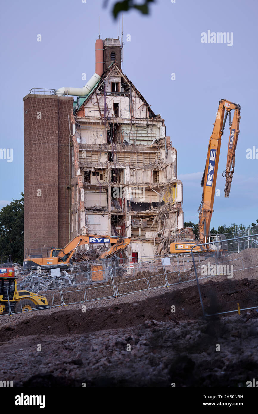 Demolizione del Francis Crick laboratorio (Istituto nazionale per la ricerca medica) in Mill Hill per fare posto per l'alloggiamento. Foto Stock