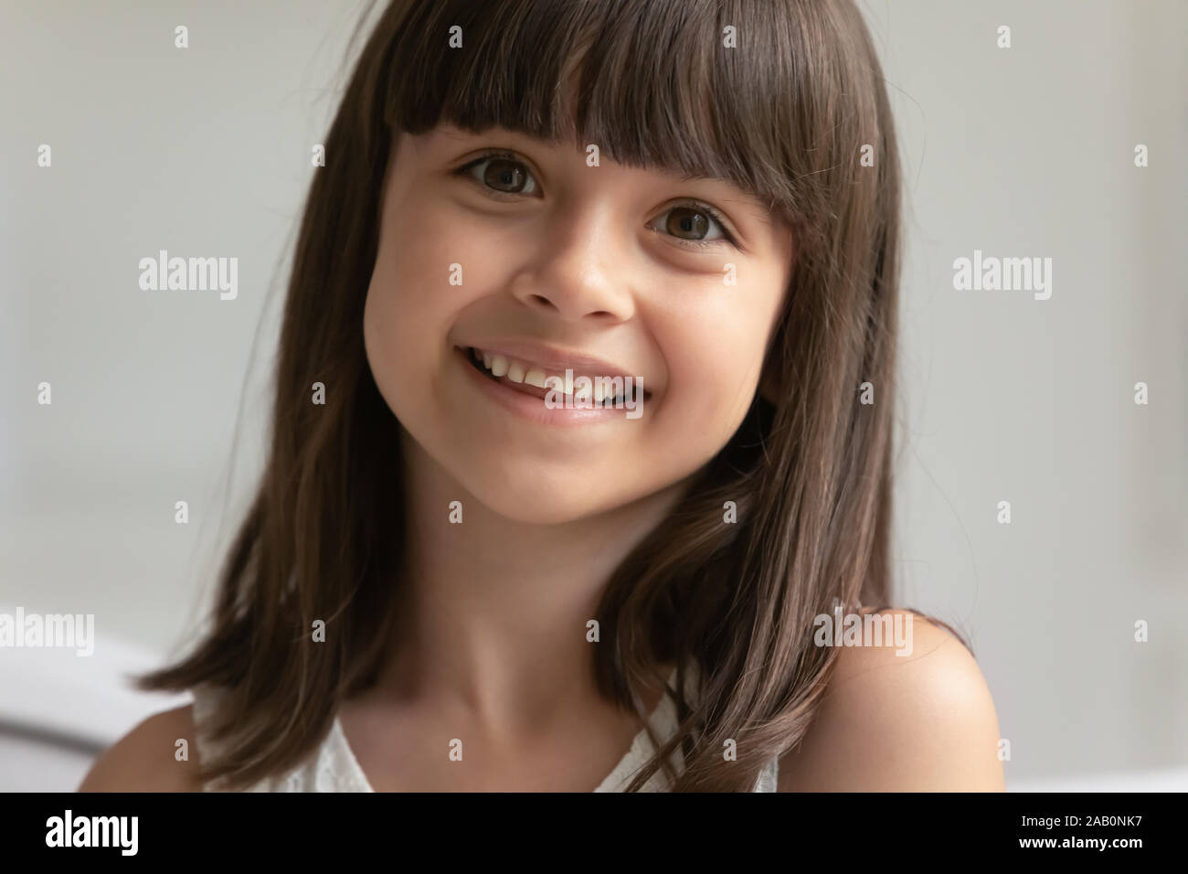 Closeup ritratto della bella dai capelli marroni sette anni ragazza Foto Stock