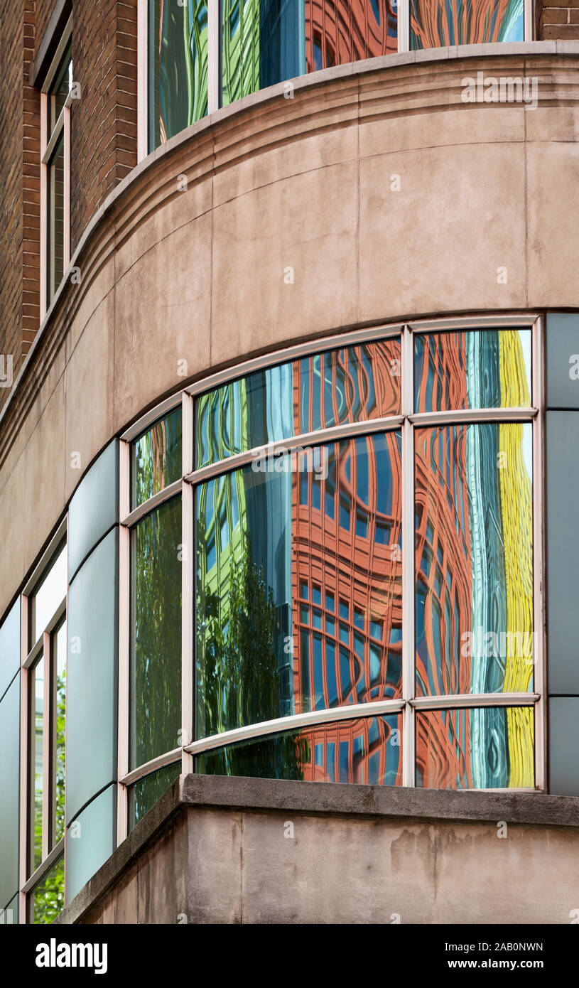 La riflessione di Central Saint Giles ufficio complesso progettato da Renzo Piano Foto Stock