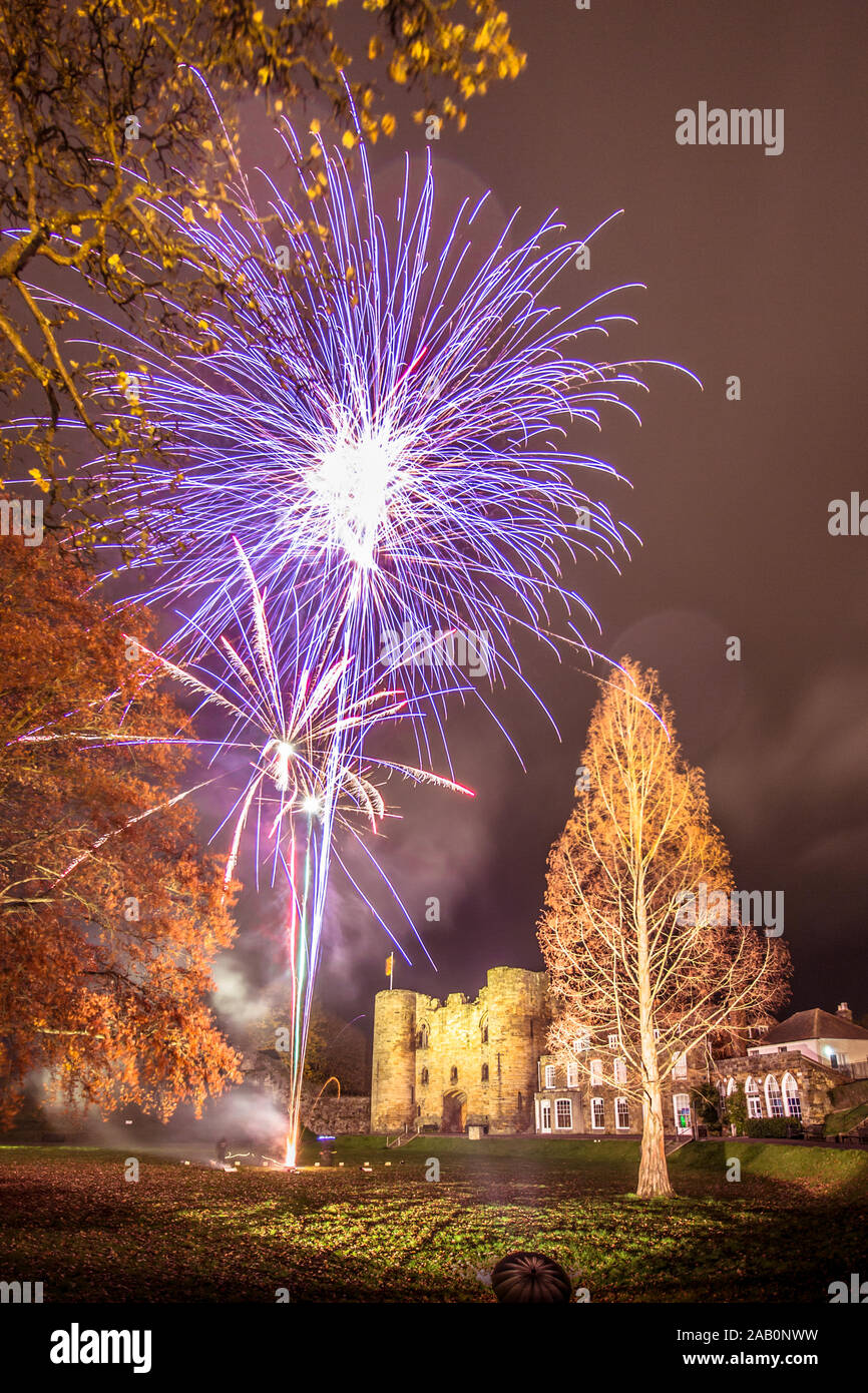 Tonbridge Castle fuochi d'artificio, Kent, Regno Unito. Il 24 novembre 2019. illuminato da fuochi d'artificio per contrassegnare l'accensione delle luci di Natale. Foto Stock