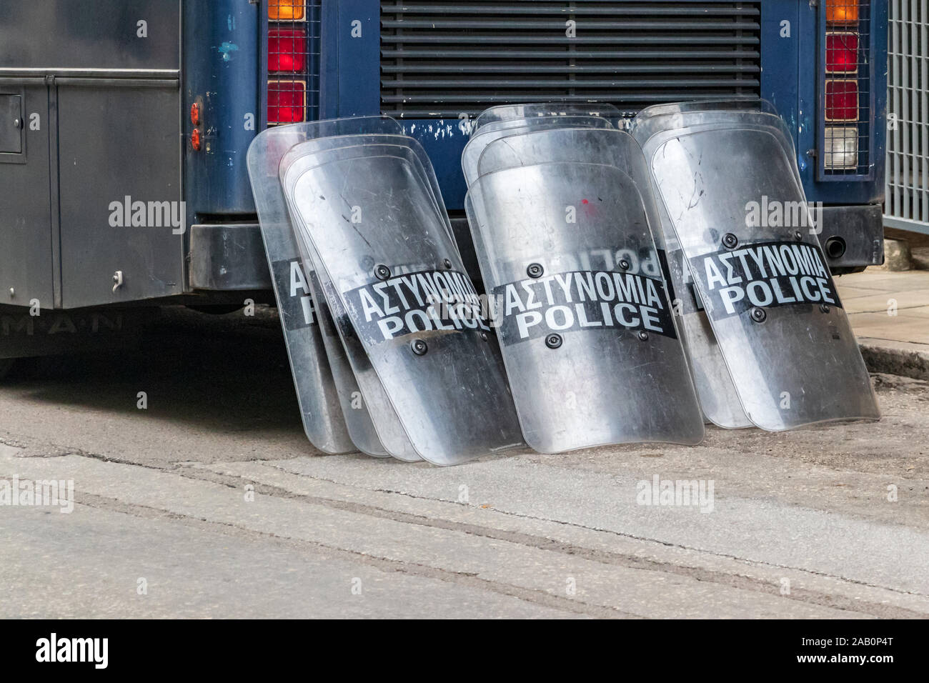 Schermi dell'Greek-Astynomia polizia forze su strada in Exarcheia. Foto Stock