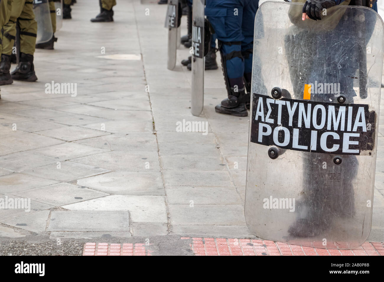 Greco di polizia antisommossa - astynomia tenendo il suo scudo in piazza Syntagma. Foto Stock
