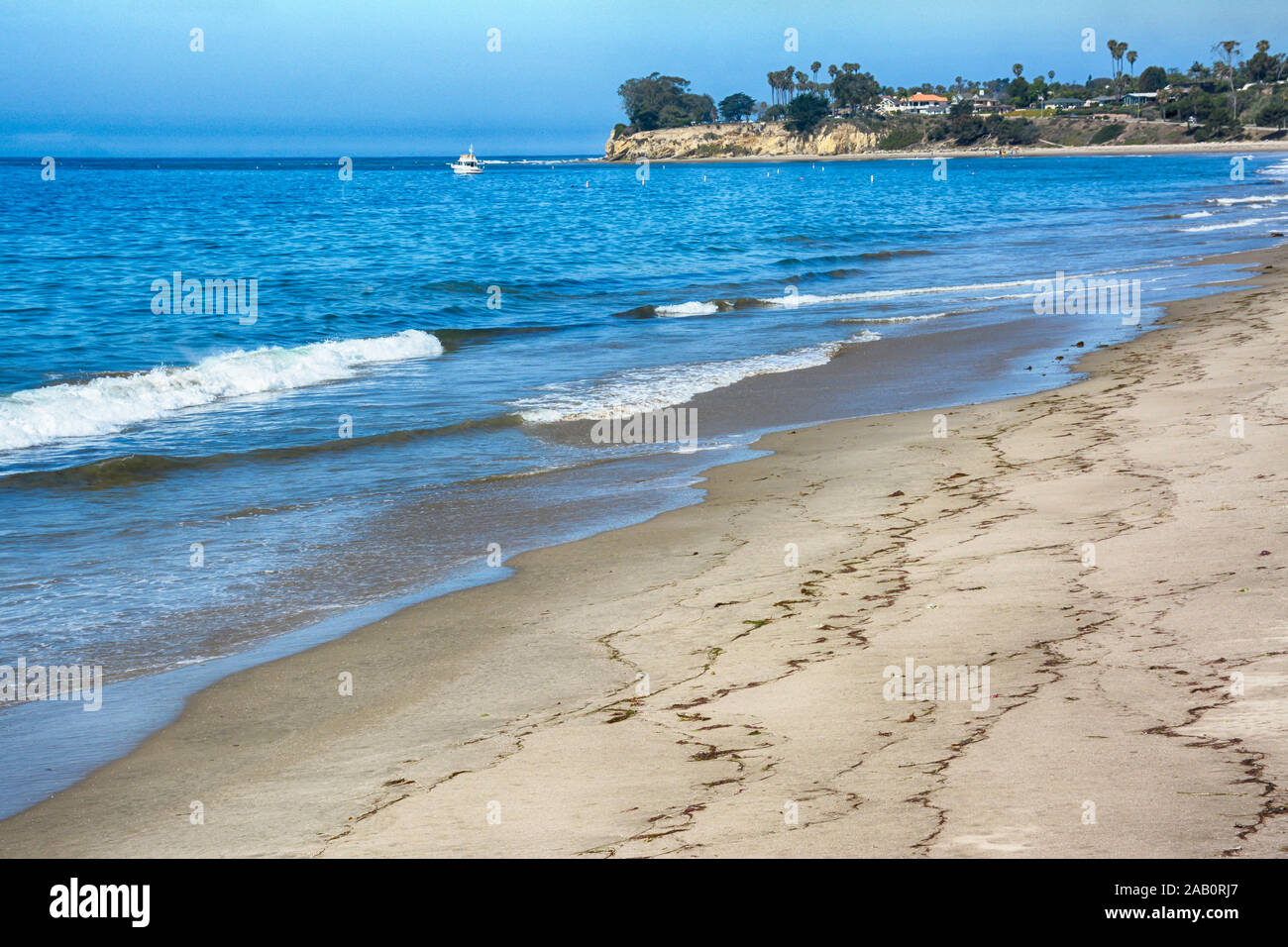 Una vista di piccole onde che lambiscono in su Santa Barbara Harbour Beach a Santa Barbara, CA, Stati Uniti d'America Foto Stock