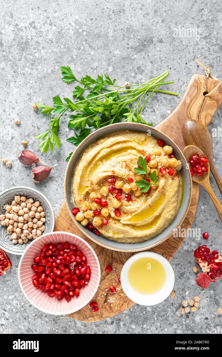 Hummus di ceci con tahina in una ciotola. Un sano antipasto vegetariano. Cucina Medio Orientale Foto Stock