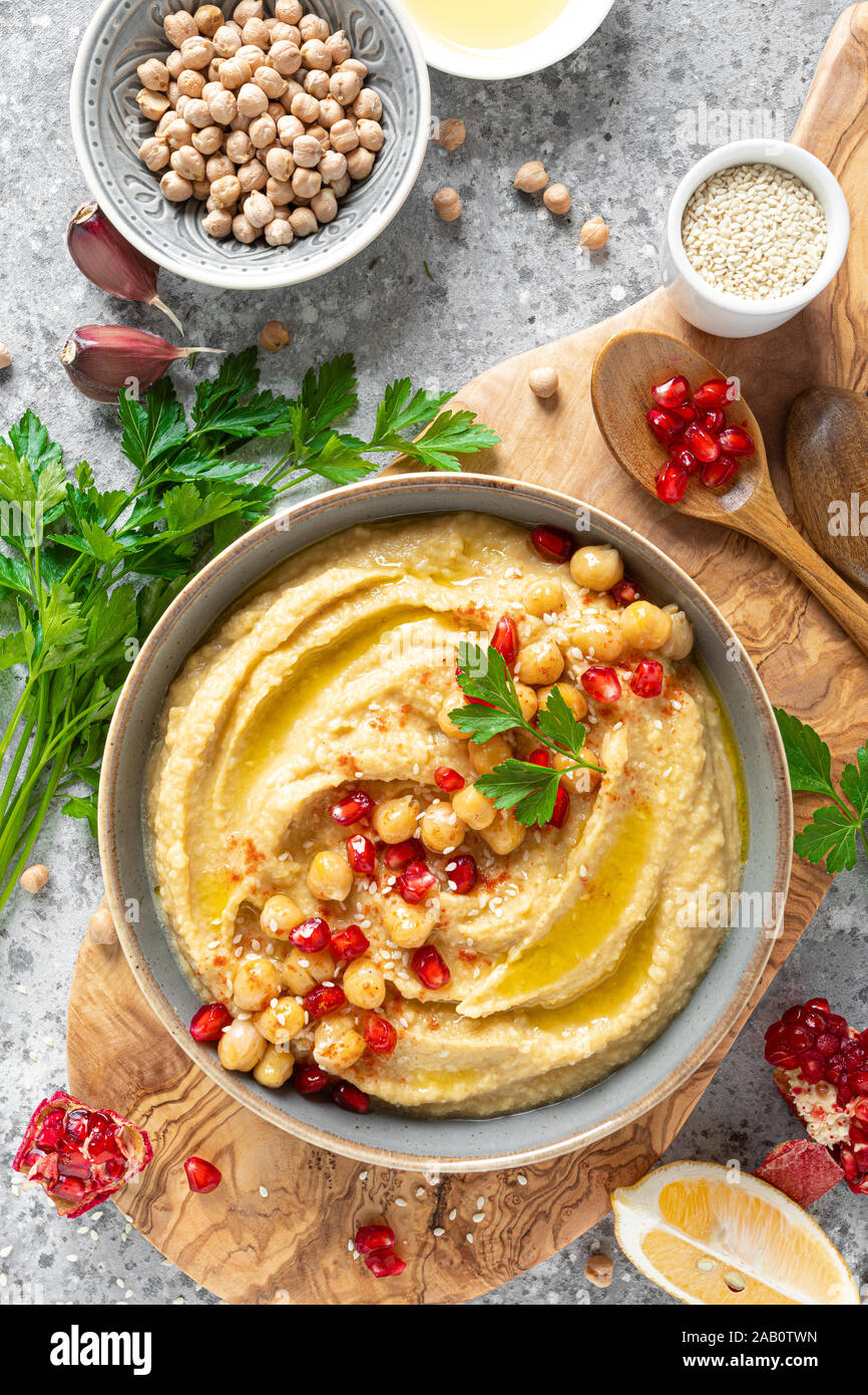 Hummus di ceci con tahina in una ciotola. Un sano antipasto vegetariano. Cucina Medio Orientale Foto Stock