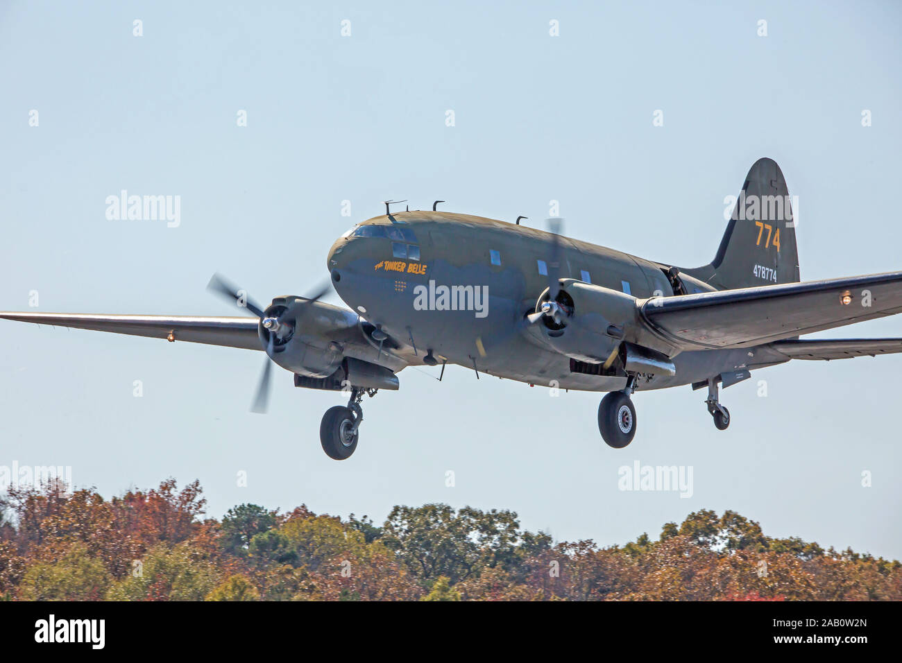 MONROE, NC (USA) - 9 Novembre 2019: Una C-46 Commando trasporto aereo vola basso su alberi all'Warbirds su Monroe Air Show. Foto Stock