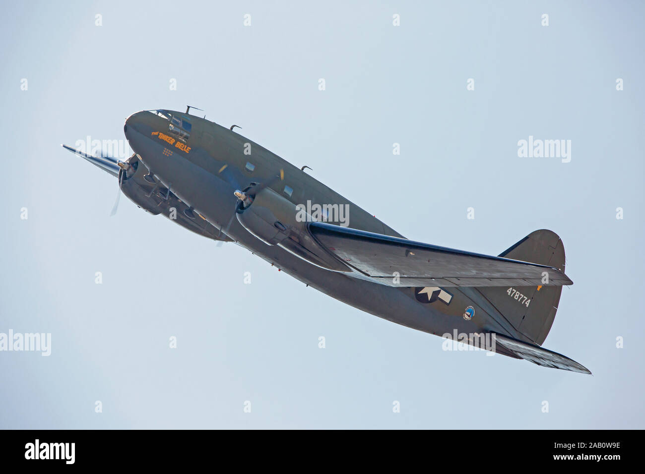 MONROE, NC (USA) - 9 Novembre 2019: Una C-46 Commando i trasporti aerei in volo al Warbirds su Monroe Air Show. Foto Stock