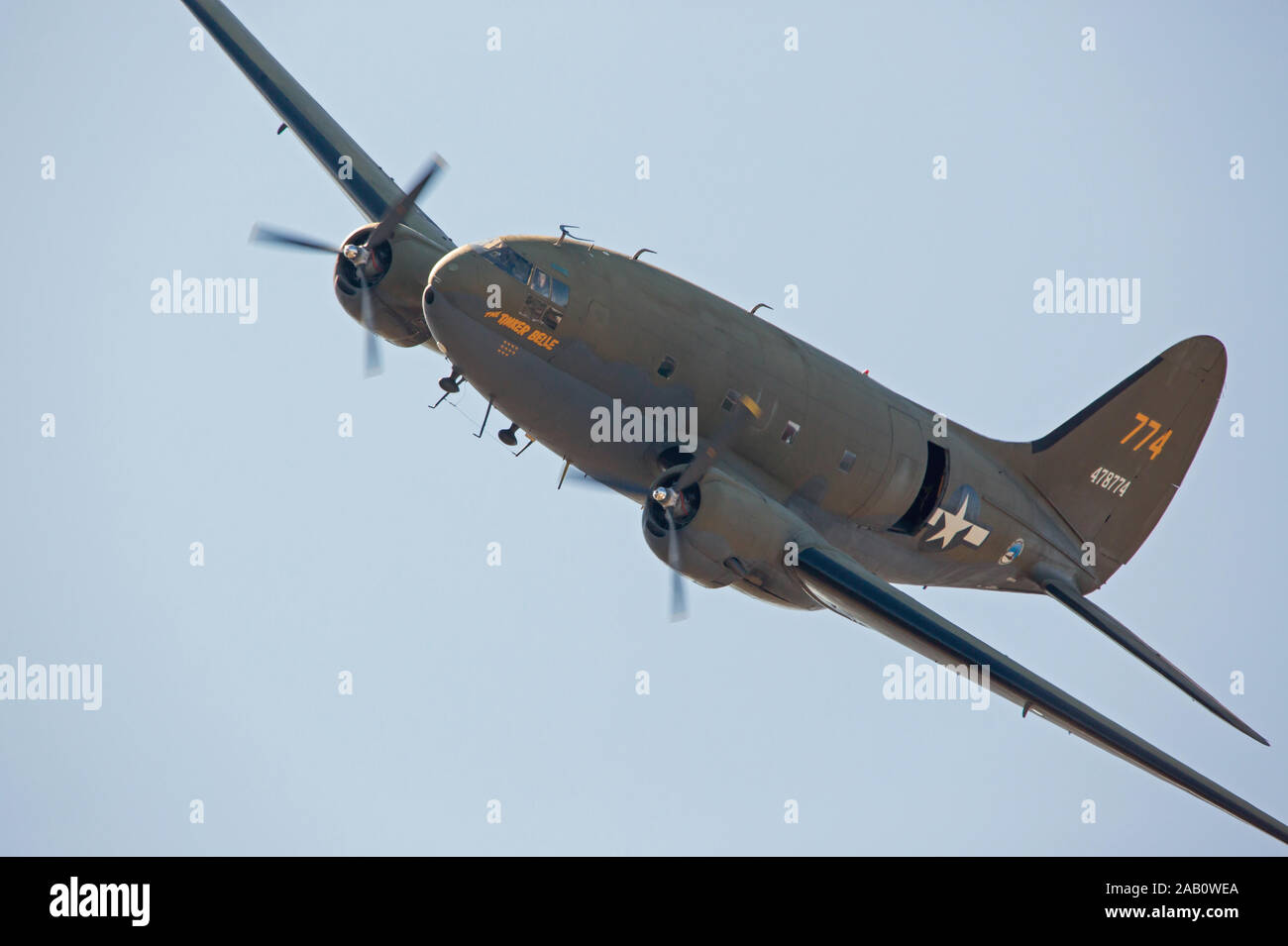 MONROE, NC (USA) - 9 Novembre 2019: Una C-46 Commando i trasporti aerei in volo al Warbirds su Monroe Air Show. Foto Stock