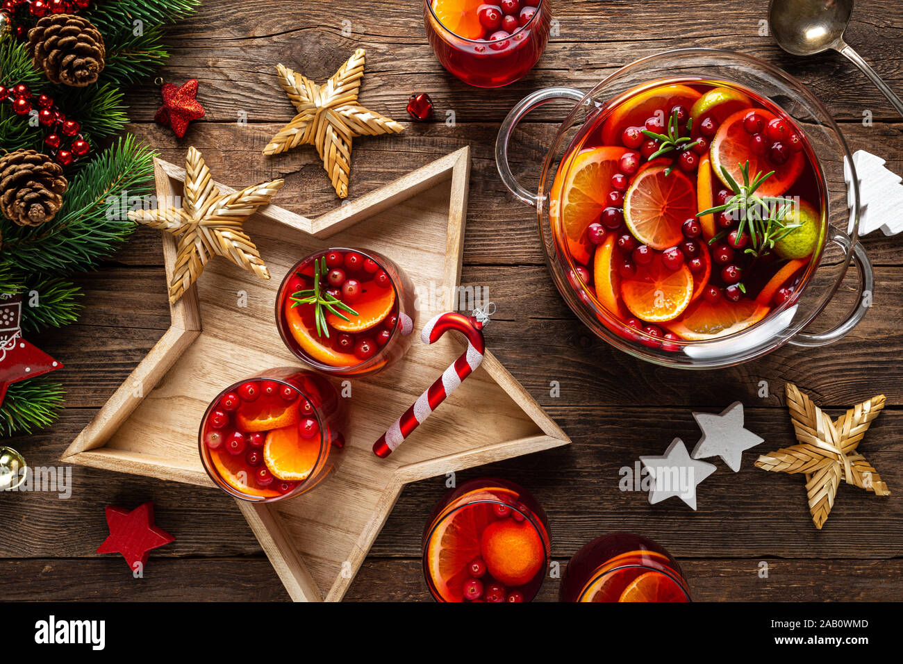 Punzone di natale. Festive red hot toddy cocktail e drink con mirtilli e agrumi Foto Stock