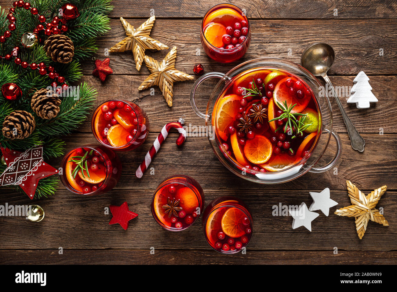 Punzone di natale. Festive red hot toddy cocktail e drink con mirtilli e agrumi Foto Stock