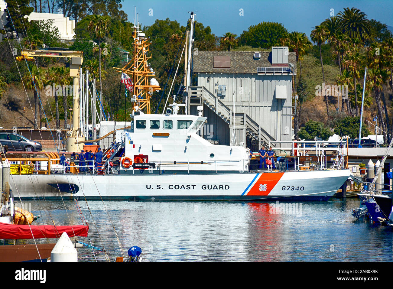 La Guardia Costiera degli Stati Uniti il 87 ft pattugliamento costiero barca, l'ippoglosso nero, ancorato con equipaggio a Marina di Santa Barbara porto, Santa Barbara, CA, Stati Uniti d'America Foto Stock