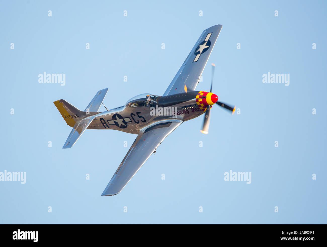 MONROE, NC (USA) - 9 Novembre 2019: UN P Mustang da combattimento aereo in volo al Warbirds su Monroe Air Show. Foto Stock