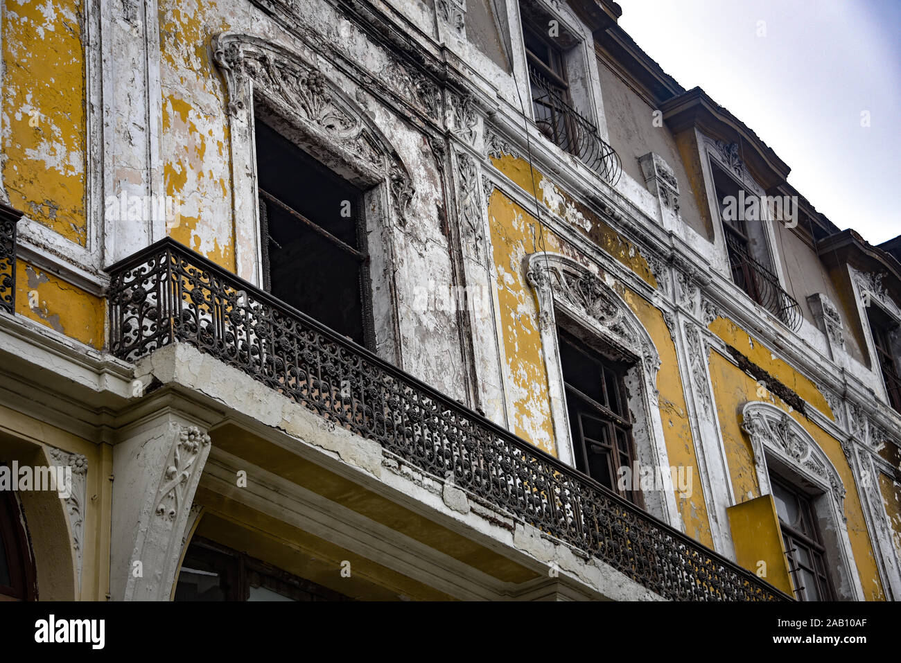 Balcone di un edificio coloniale nel centro cittadino di Lima, Perù Foto Stock