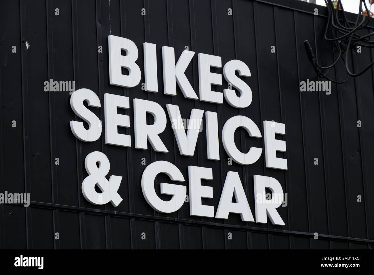 Vista del segno nero " Servizio bici e Gear" a Maple Ridge Foto Stock