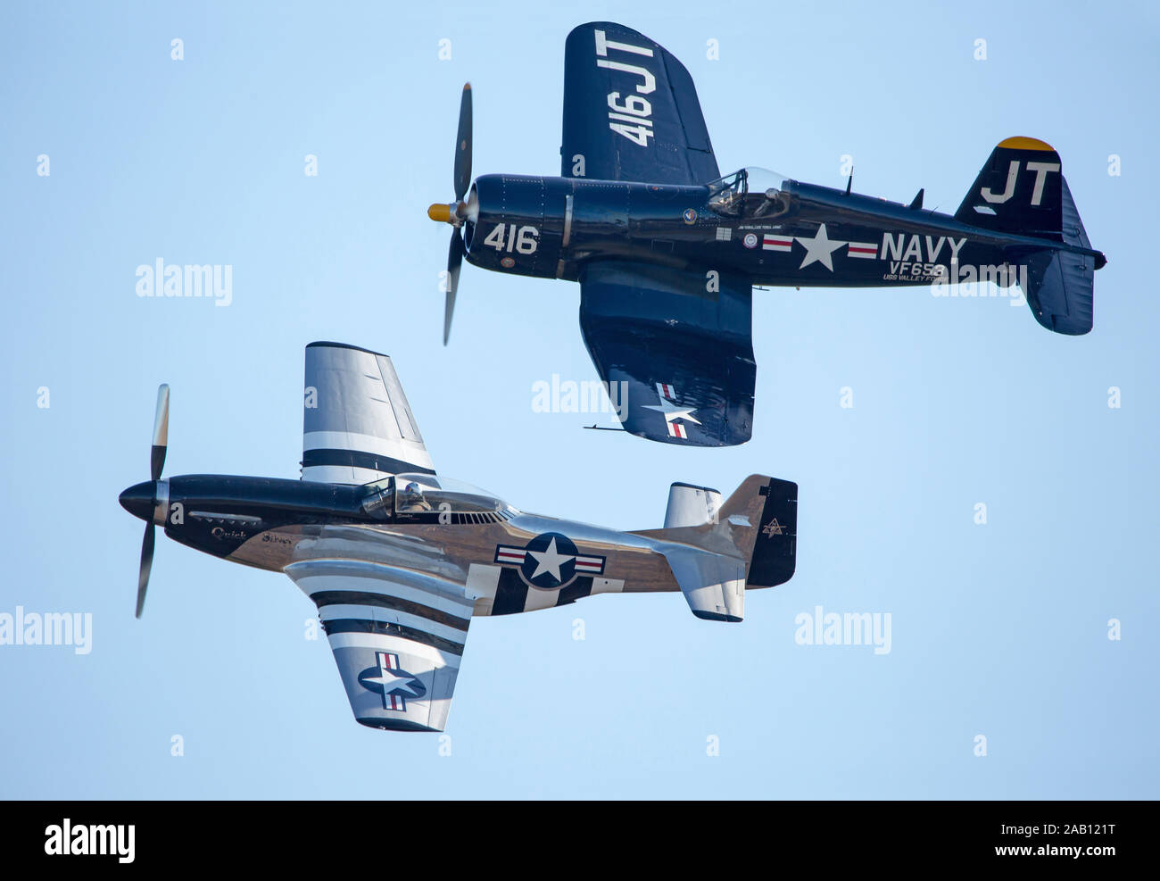 MONROE, NC (USA) - 9 Novembre 2019: P Mustang e Vought F4U Corsair fighter aerei di volare in stretta formazione durante un air show. Foto Stock