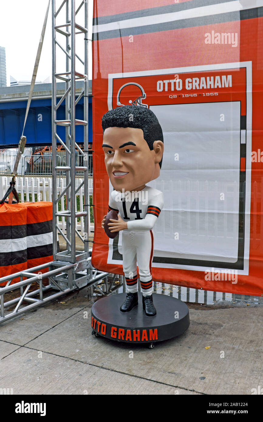 Il gigante bobblehead del venerato Cleveland Browns Quarterback otto Graham li porta al campionato di campionato ogni anno dal 1946 al 1955. Foto Stock