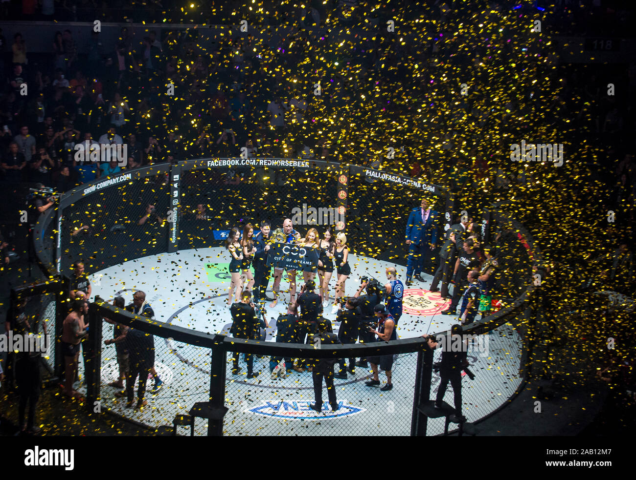 Una conquista di campioni, spettacolo di arti marziali miste a Manila nelle Filippine Foto Stock