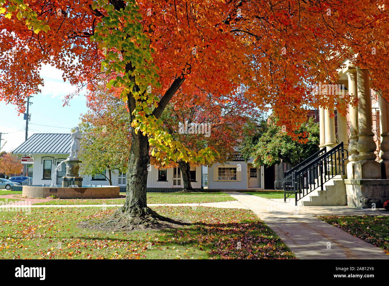 I colori dell'autunno fioriscono di fronte al tribunale della contea di Ashtabula a Jefferson, Ohio, Stati Uniti. Foto Stock