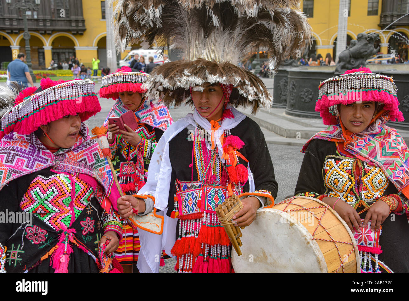Lima, Perù - Nov 17, 2019: un gruppo di musicisti e ballerini da Puno assistere ad una processione in Lima di Plaza de Armas Foto Stock