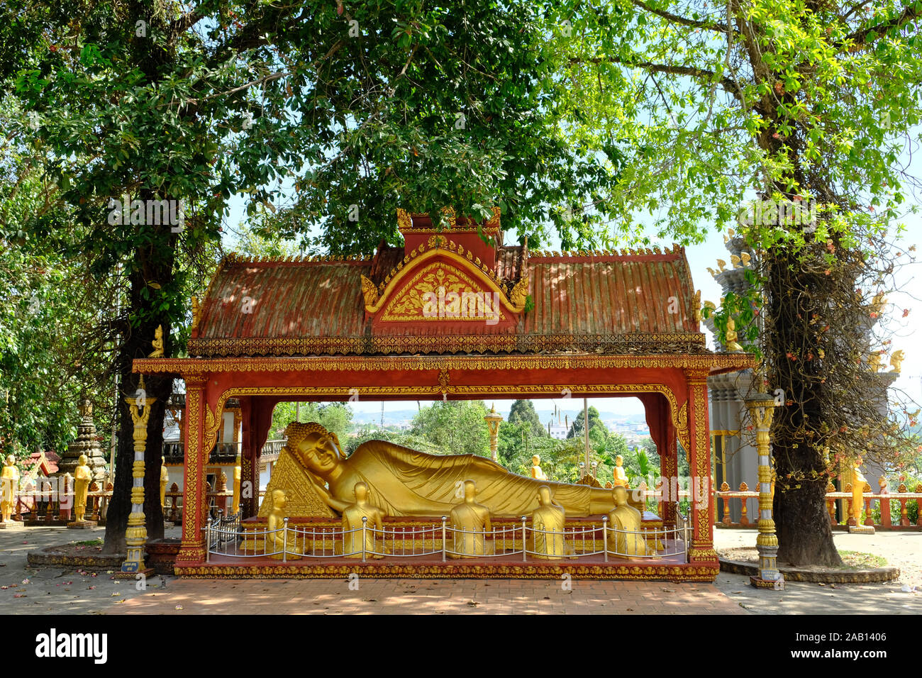 Luoghi religiosi - Il buddismo Cambogia Sihanoukville Wat IntNhean - Wat Krom con il Buddha reclinato statua Foto Stock
