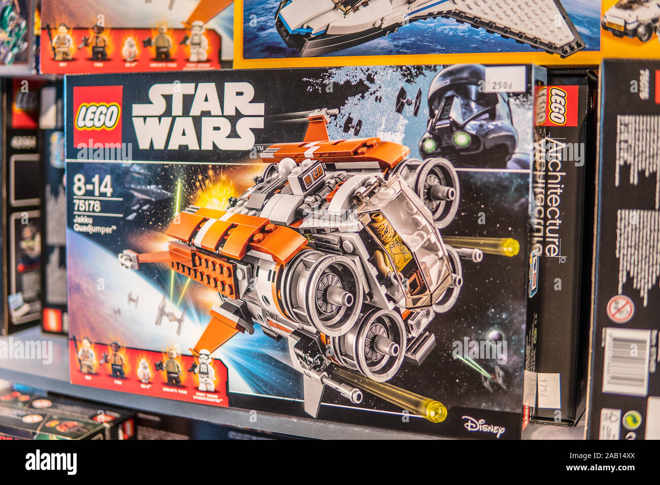 LEGO Star Wars Flash Speeder, Chewbacca, Disney, per bambini dai 7 ai 12 anni, 75091 anni, box sul display del negozio Foto Stock