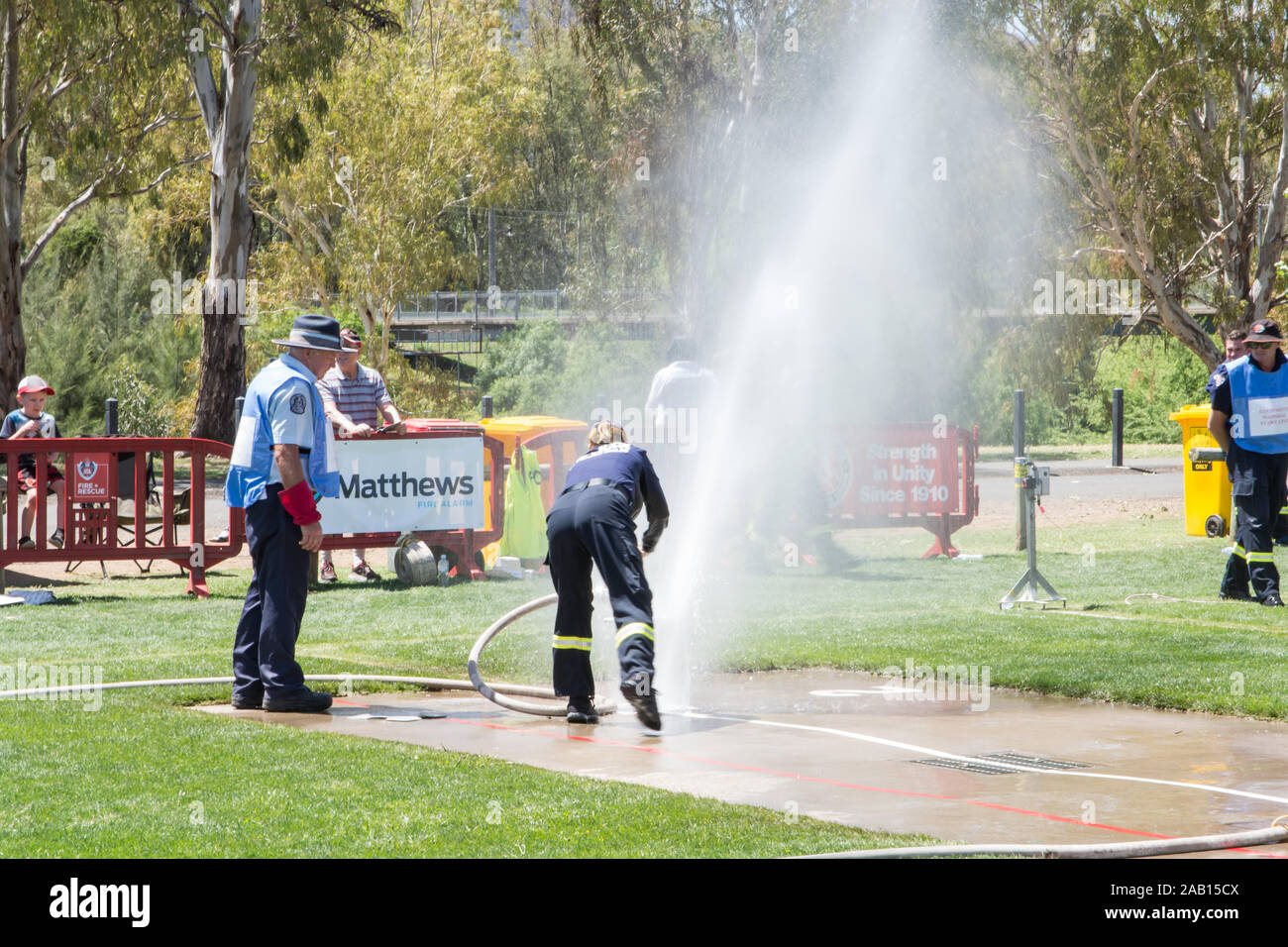 Acqua che esplodono dal collegato in modo errato di idranti a Australian vigili del fuoco campionati a Tamworth . Foto Stock