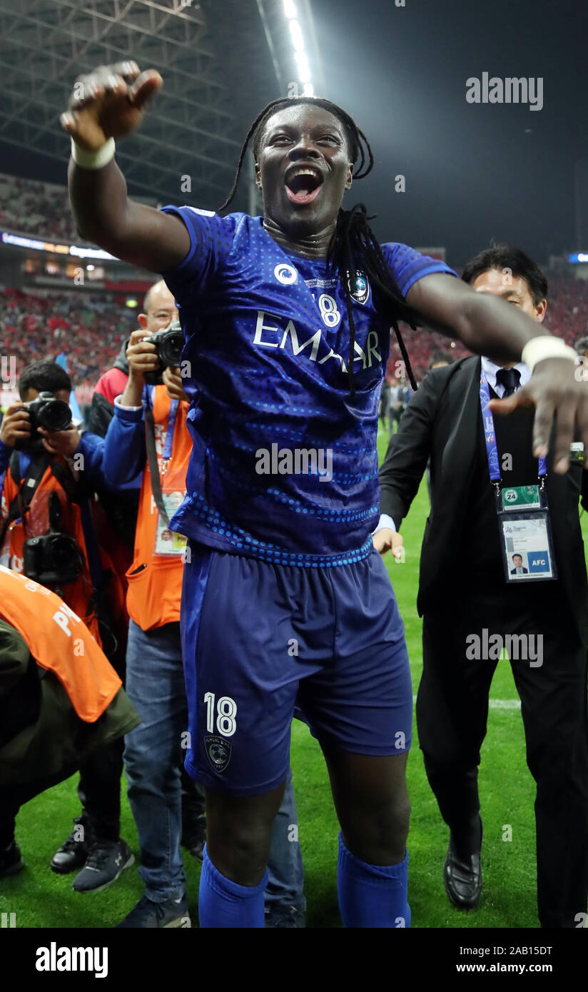 Saitama, Giappone. 24 Novembre, 2019. Arabia Saudita Al Hilal SFC Bafetimbi Gomis celebra come il team ribattuto vittoria di AFC Champions League alla finale a Saitama, suburbana Tokyo domenica, 24 novembre 2019. Al Hilal SFC sconfitto Urawa Reds 2-0 nella seconda partita della ACL finali. Credito: Yoshio Tsunoda/AFLO/Alamy Live News Foto Stock