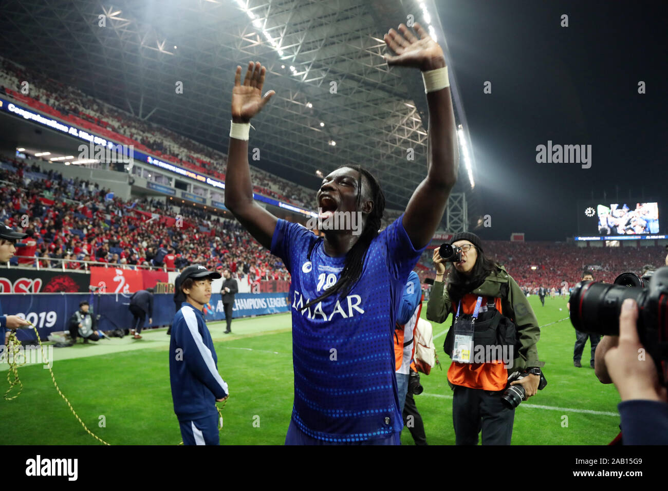 Saitama, Giappone. 24 Novembre, 2019. Arabia Saudita Al Hilal SFC bafetimbi Gomis reagiscono ai suoi sostenitori come il team ribattuto vittoria di AFC Champions League alla finale a Saitama, suburbana Tokyo domenica, 24 novembre 2019. Al Hilal SFC sconfitto Urawa Reds 2-0 nella seconda partita della ACL finali. Credito: Yoshio Tsunoda/AFLO/Alamy Live News Foto Stock