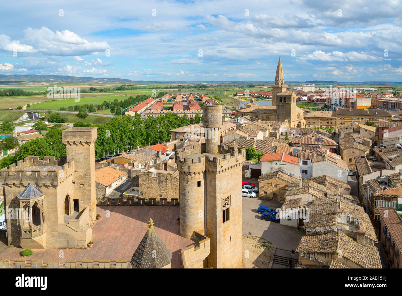 Città spagnola Olite con un castello e una cattedrale, vista da sopra Foto Stock
