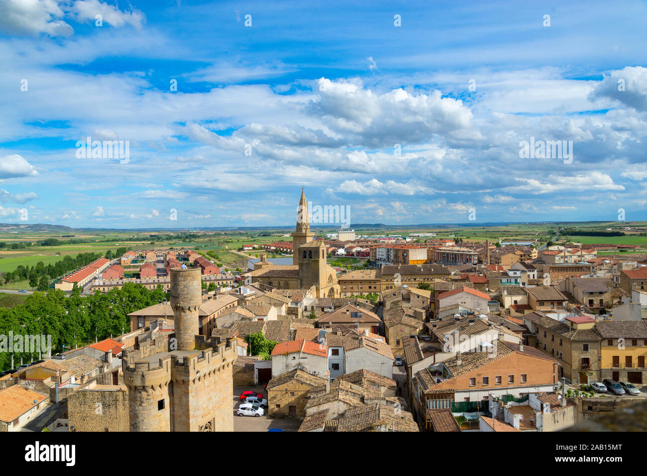 Città spagnola Olite con un castello e una cattedrale, vista da sopra Foto Stock