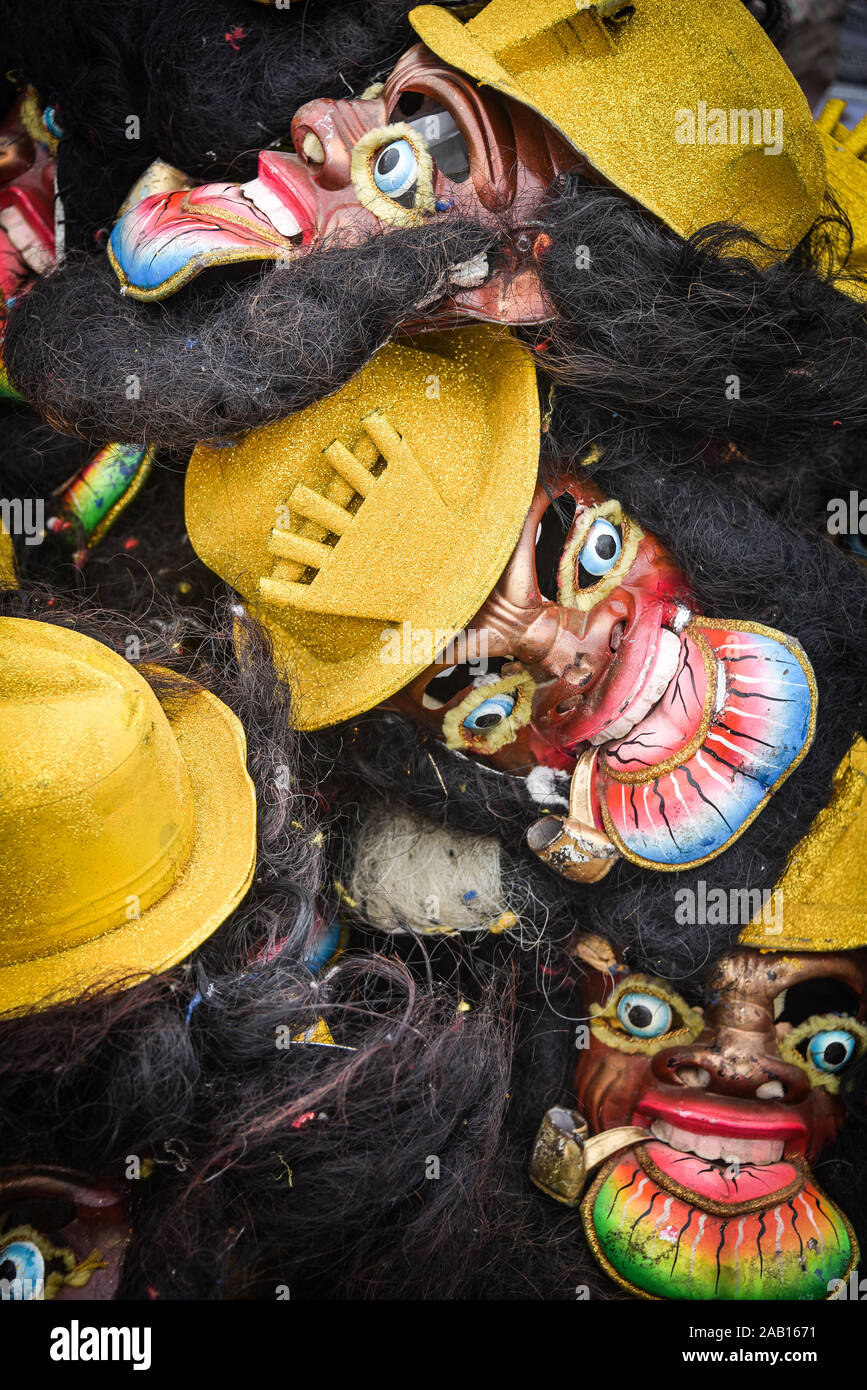 Lima, Perù - Nov 17, 2019: maschere elaborate e costumi sul display davanti a uno spettacolo di danza culturale dalle Ande peruviane Foto Stock