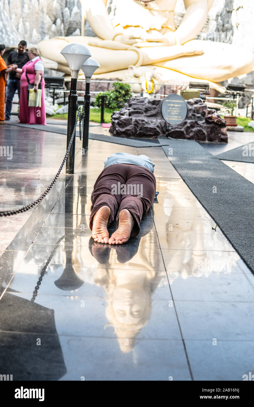 Bengaluru Shivoham tempio di Shiva, complesso sacro di Shiva la felice uno, Ganesh di statue di pietra di guarigione. preghiera Indù indiano giacente a terra Foto Stock