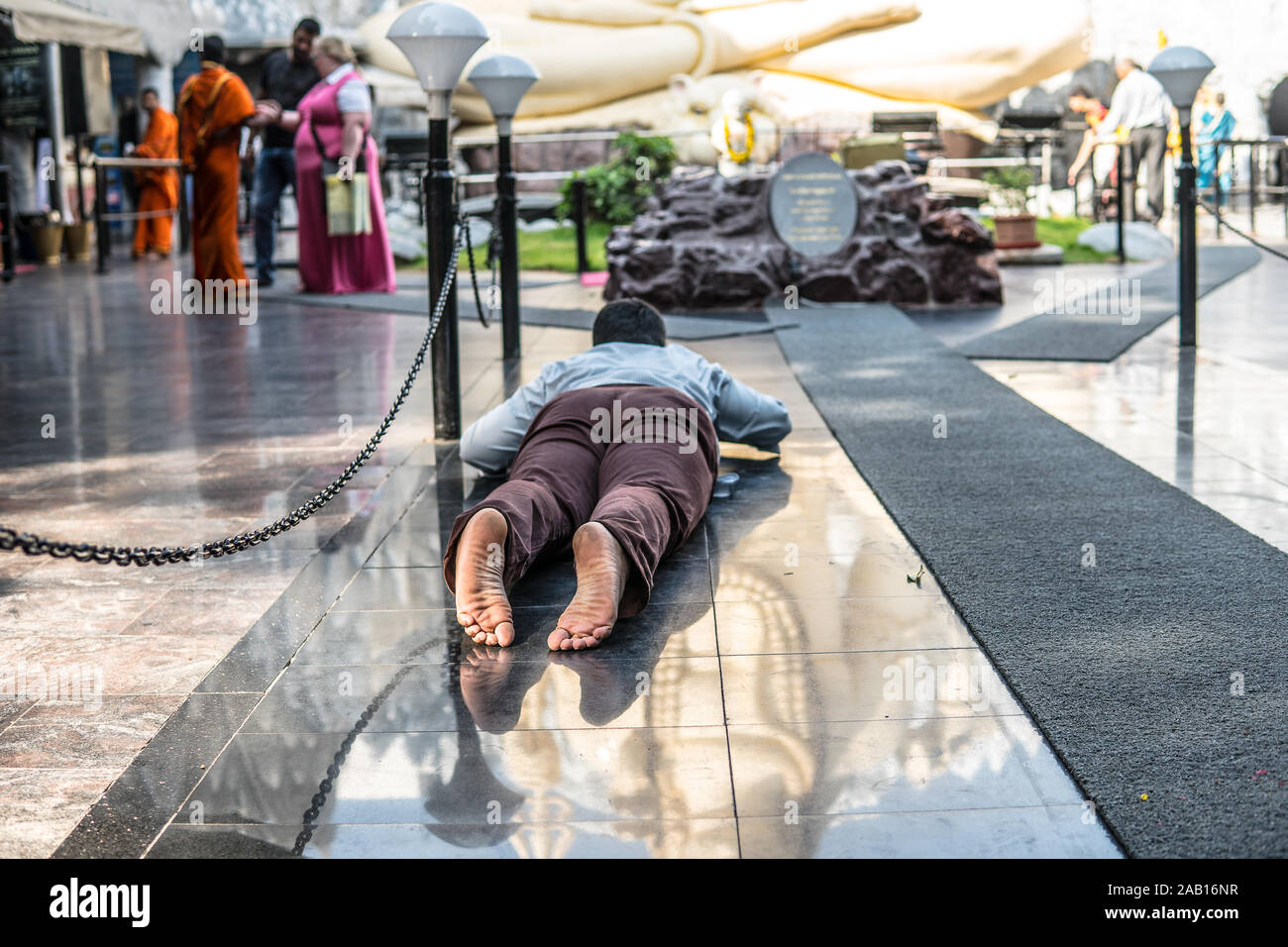 Bengaluru Shivoham tempio di Shiva, complesso sacro di Shiva la felice uno, Ganesh di statue di pietra di guarigione. preghiera Indù indiano giacente a terra Foto Stock