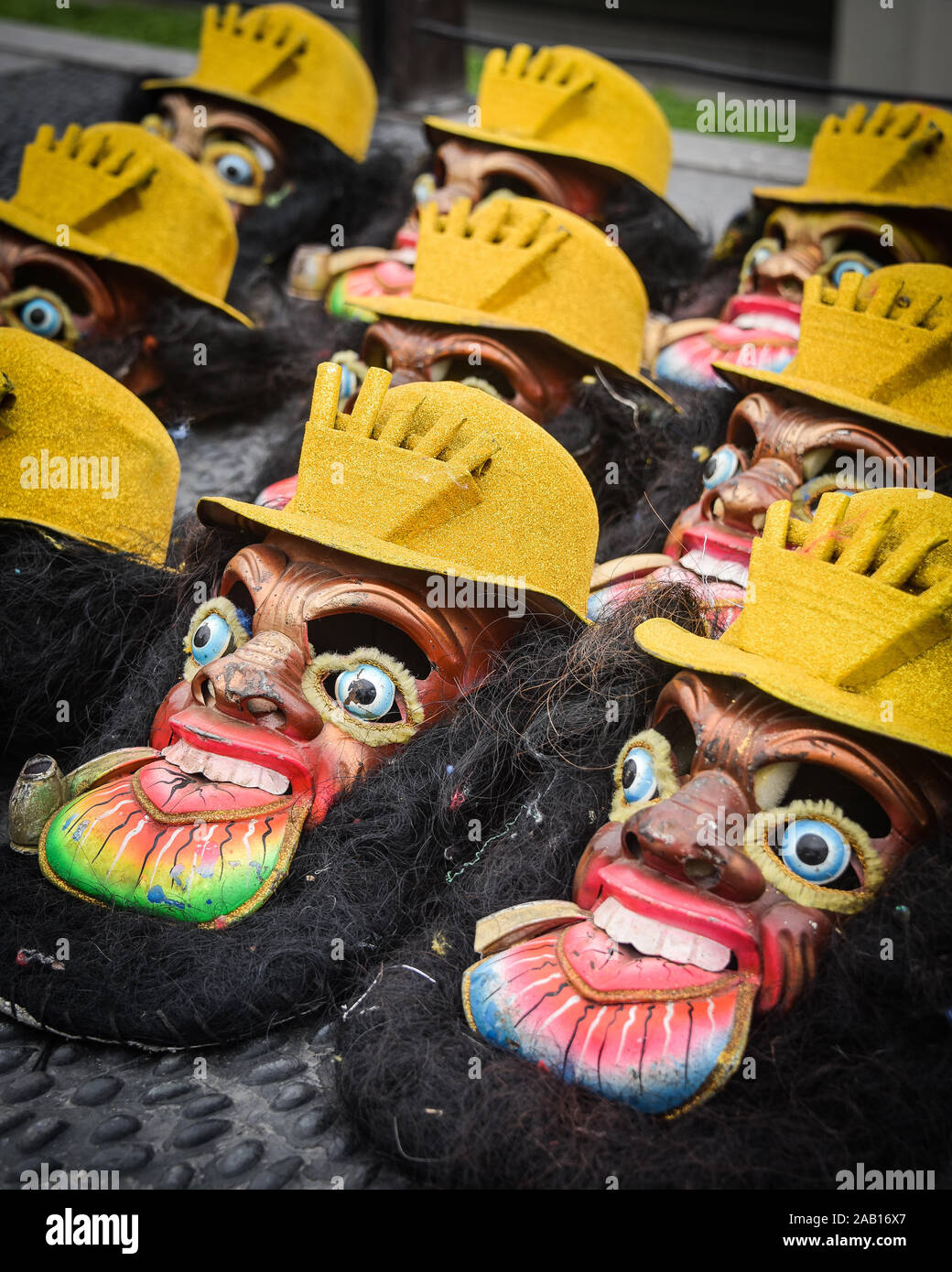 Lima, Perù - Nov 17, 2019: maschere elaborate e costumi sul display davanti a uno spettacolo di danza culturale dalle Ande peruviane Foto Stock