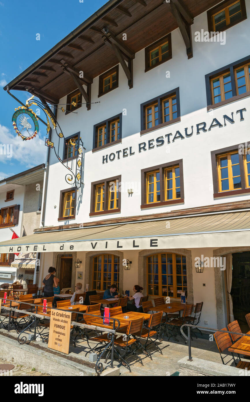 Svizzera Canton Friburgo, Gruyeres, Main Street, il centro della città, l'Hotel de Ville, hotel, ristorante Foto Stock